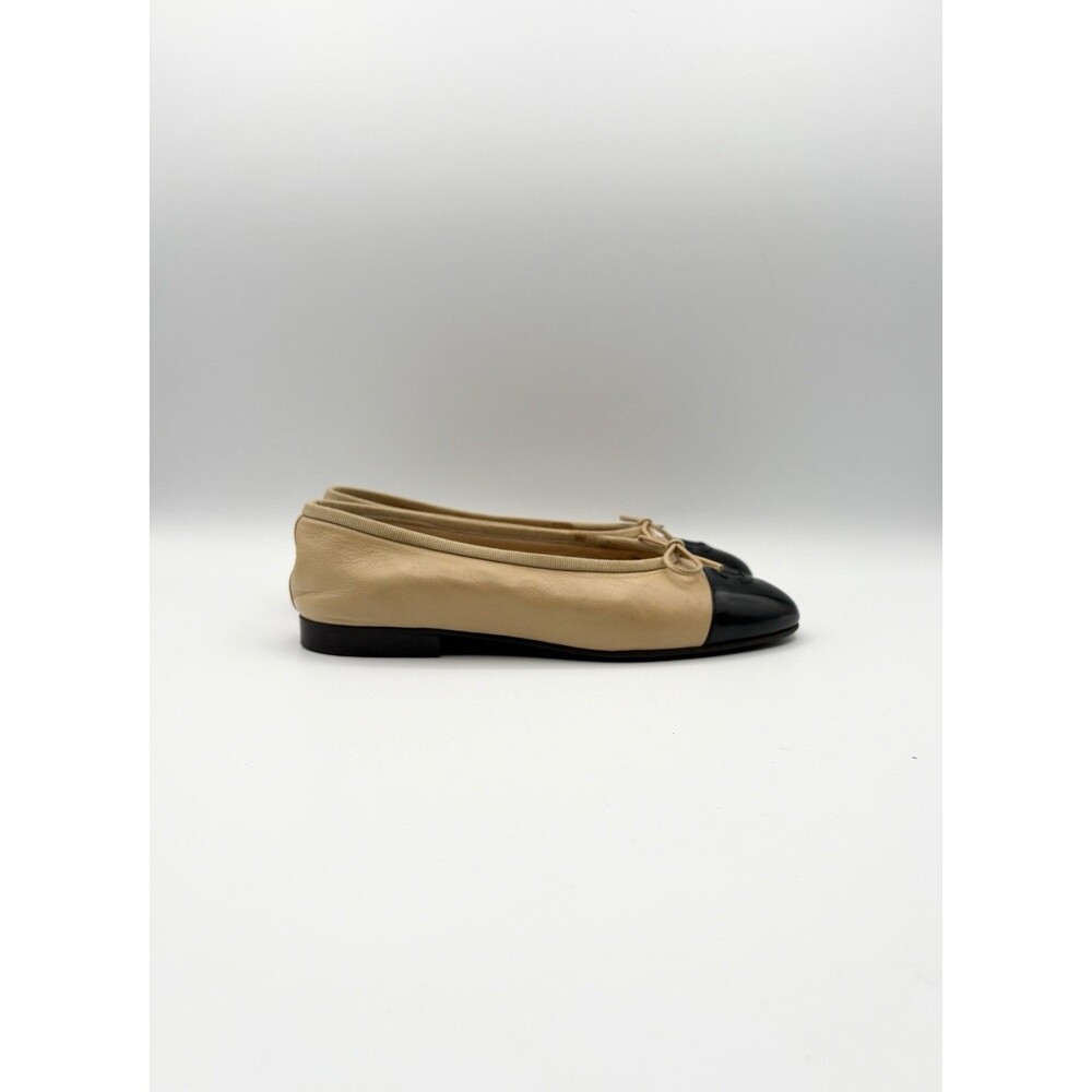Chanel Beige & Black Cap Toe CC Logo Ballet Flats Bow Accent Size EU 35.5 - Picture 3 of 16